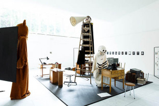 Office on the run (Office for 4 fingers, 4 hands, 4 bodies or 4 puppets that escaped the strings)