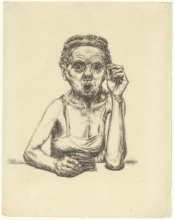 Femme qui maquille les yeux