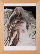 Kleurenfoto van een bebloed laken