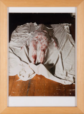 Kleurenfoto van een bebloed laken