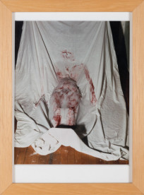 Kleurenfoto van een bebloed laken