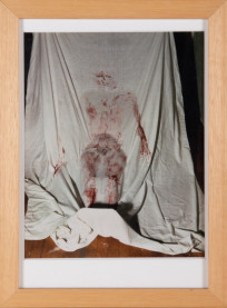 Kleurenfoto van een bebloed laken