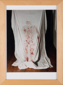 Kleurenfoto van een bebloed laken