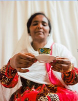 Lichia verwelkomt bezoekers in het Integratiehuis Arnhem