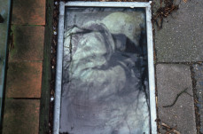 Straattegel (schuilende soldaat)