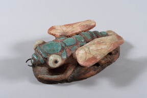 Liggend gevleugeld insect