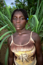 Meisje met R op geel hemdje