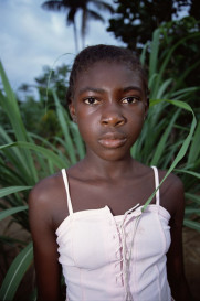 Meisje met witte hesje, gestrikt met veter