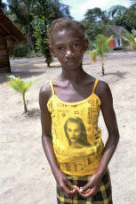 Meisje met geel hemdje met afbeelding van blonde vrouw