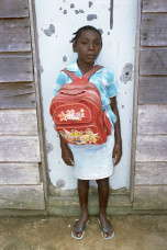 Meisje met schooltas voor schuur