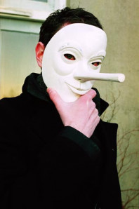 Zelfportret met Pinokkiomasker